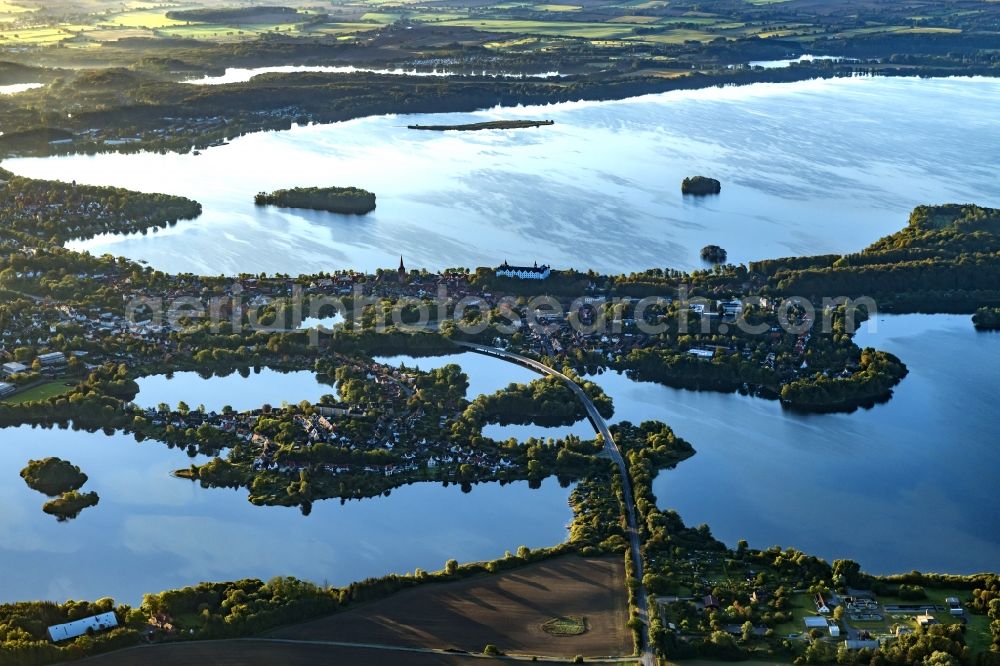 Aerial photograph Plön - Waterfront landscape on the lake Ploener Sees in Ploen in the Holsteinische Schweiz in the state Schleswig-Holstein, Germany