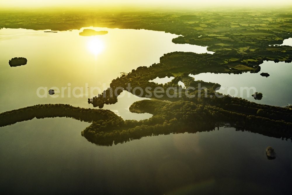 Aerial image Plön - Waterfront landscape on the lake Ploener Sees in Ploen in the Holsteinische Schweiz in the state Schleswig-Holstein, Germany