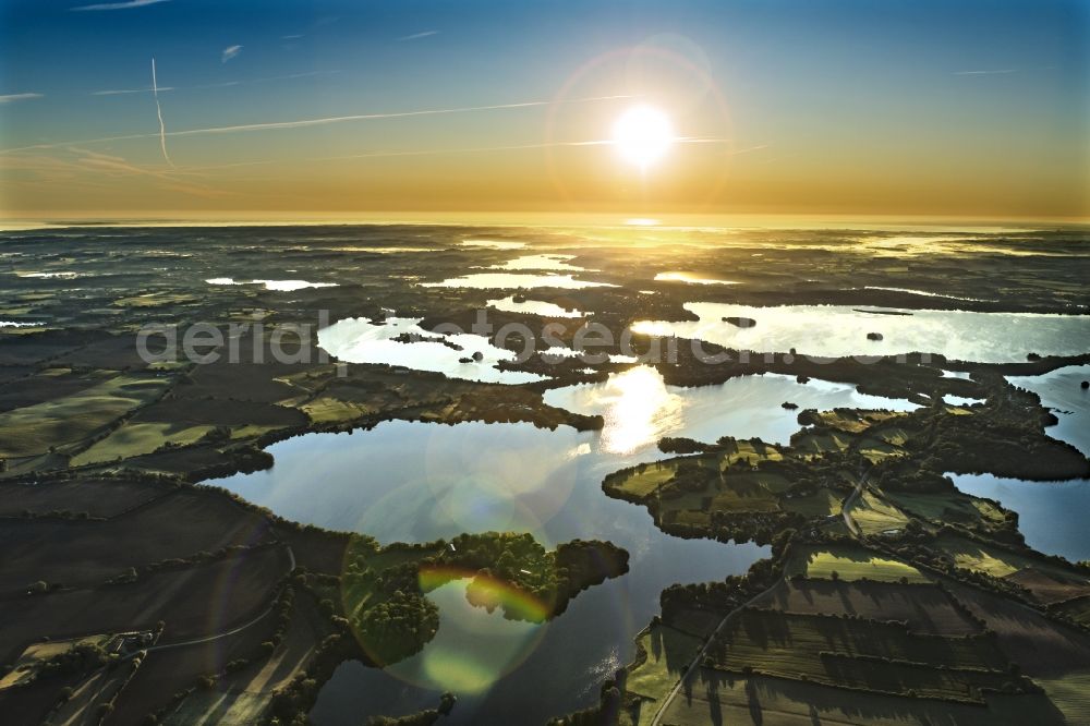 Aerial image Plön - Waterfront landscape on the lake Ploener Sees in Ploen in the Holsteinische Schweiz in the state Schleswig-Holstein, Germany