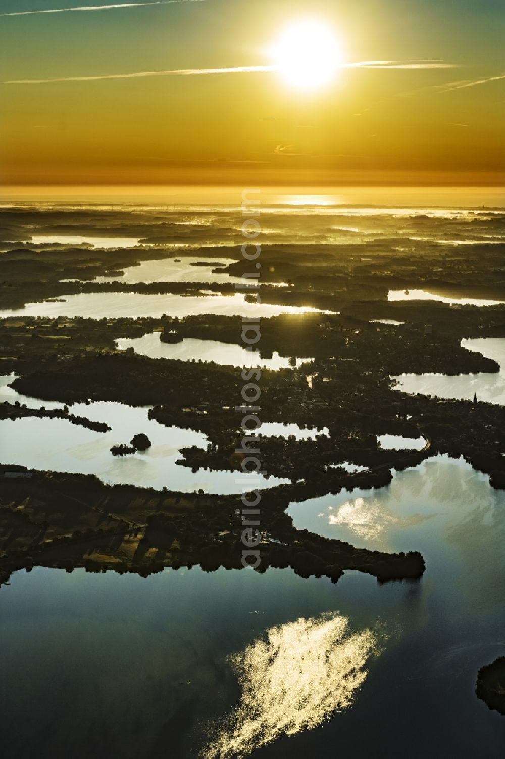 Aerial photograph Plön - Waterfront landscape on the lake Ploener Sees in Ploen in the Holsteinische Schweiz in the state Schleswig-Holstein, Germany