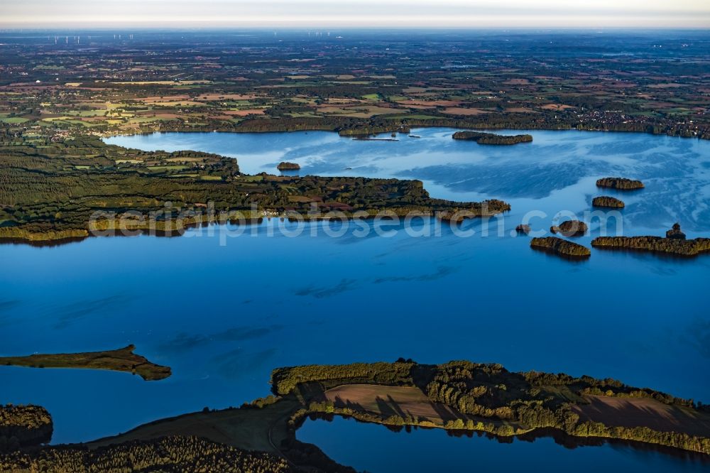 Plön from the bird's eye view: Waterfront landscape on the lake Ploener Sees in Ploen in the Holsteinische Schweiz in the state Schleswig-Holstein, Germany