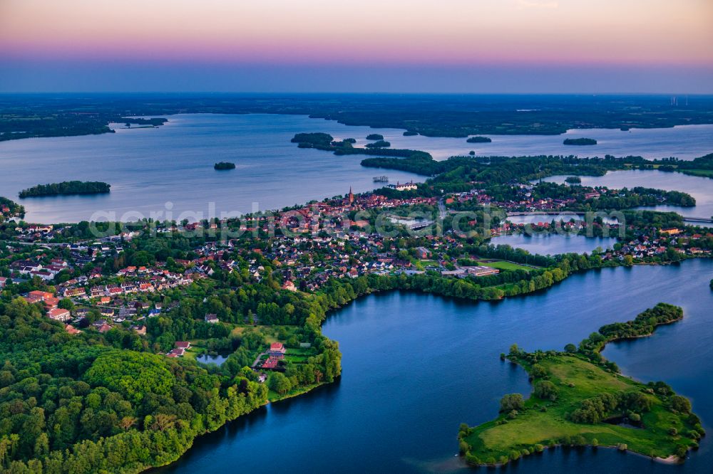 Plön from the bird's eye view: Waterfront landscape on the lake Ploener Sees in Ploen in the Holsteinische Schweiz in the state Schleswig-Holstein, Germany