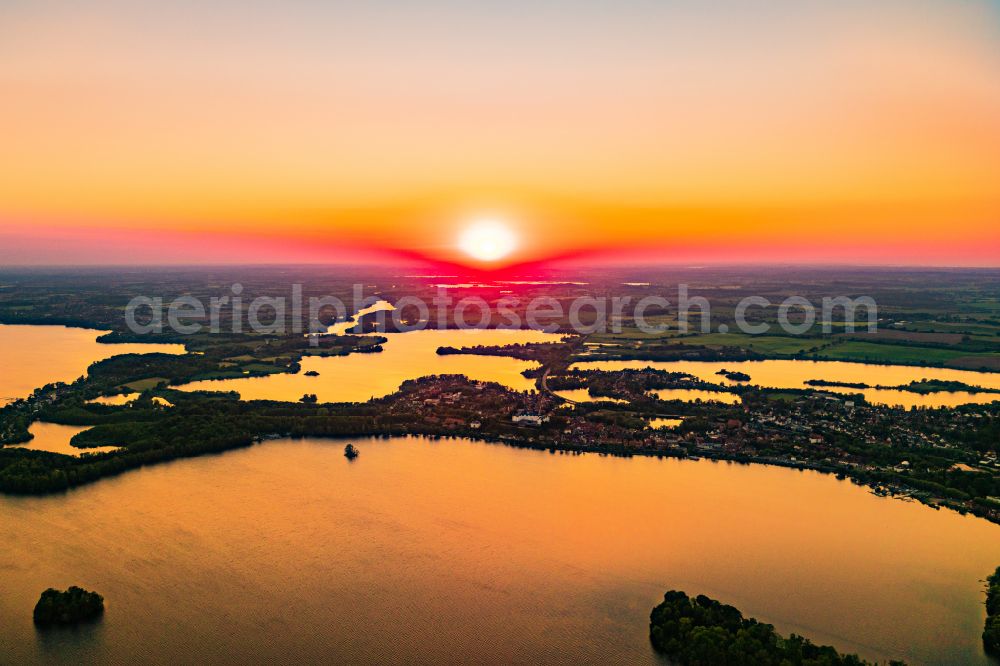 Aerial photograph Plön - Waterfront landscape on the lake Ploener Sees in Ploen in the Holsteinische Schweiz in the state Schleswig-Holstein, Germany