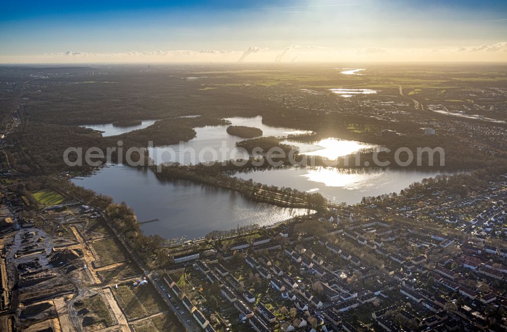 Aerial photograph Duisburg - Waterfront landscape on the lake Sechs-Seen-Platte in the district Wedau in Duisburg at Ruhrgebiet in the state North Rhine-Westphalia, Germany