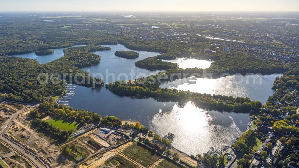 Aerial photograph Duisburg - Waterfront landscape on the lake Sechs-Seen-Platte in the district Wedau in Duisburg at Ruhrgebiet in the state North Rhine-Westphalia, Germany