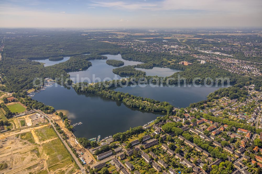 Duisburg from above - Waterfront landscape on the lake Sechs-Seen-Platte in the district Wedau in Duisburg at Ruhrgebiet in the state North Rhine-Westphalia, Germany