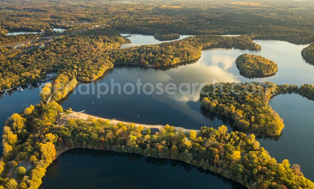 Aerial photograph Duisburg - Waterfront landscape on the lake Sechs-Seen-Platte in the district Wedau in Duisburg at Ruhrgebiet in the state North Rhine-Westphalia, Germany