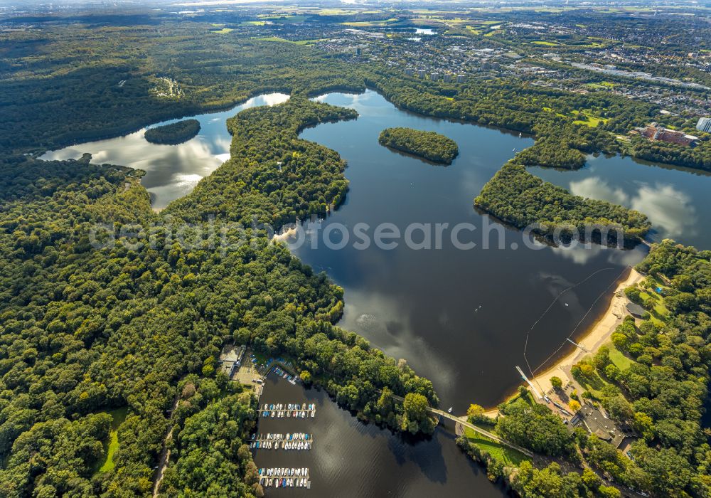 Duisburg from above - Waterfront landscape on the lake Sechs-Seen-Platte in the district Wedau in Duisburg at Ruhrgebiet in the state North Rhine-Westphalia, Germany