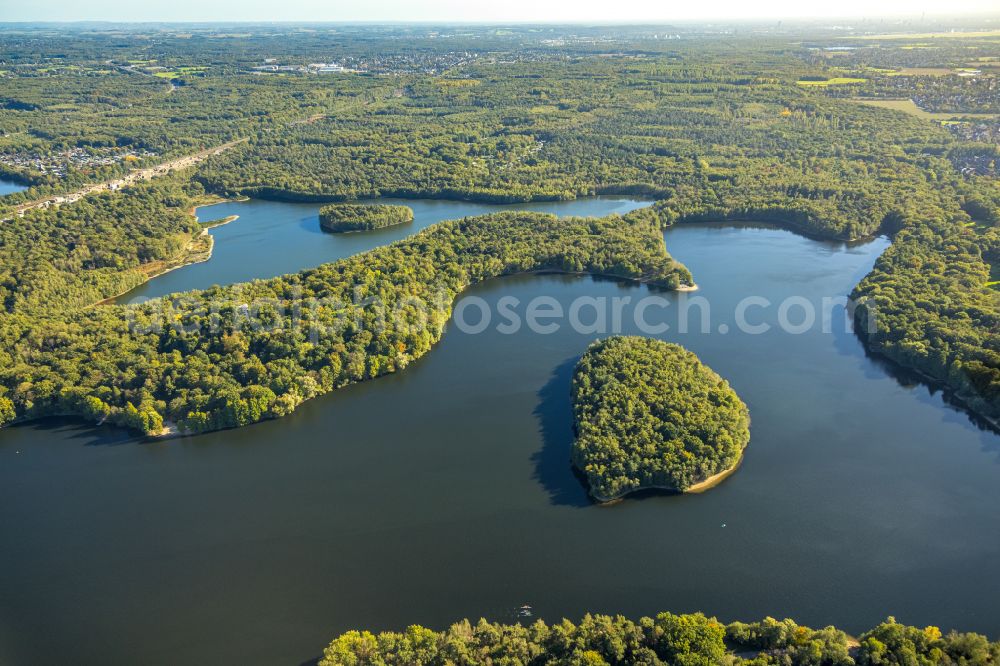 Aerial photograph Duisburg - Waterfront landscape on the lake of Sechs-Seen-Platte in the district Wedau in Duisburg at Ruhrgebiet in the state North Rhine-Westphalia, Germany