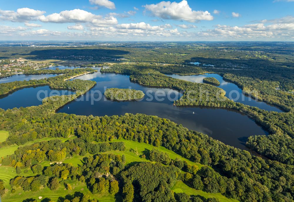 Duisburg from the bird's eye view: Waterfront landscape on the lake of Sechs-Seen-Platte in the district Wedau in Duisburg at Ruhrgebiet in the state North Rhine-Westphalia, Germany