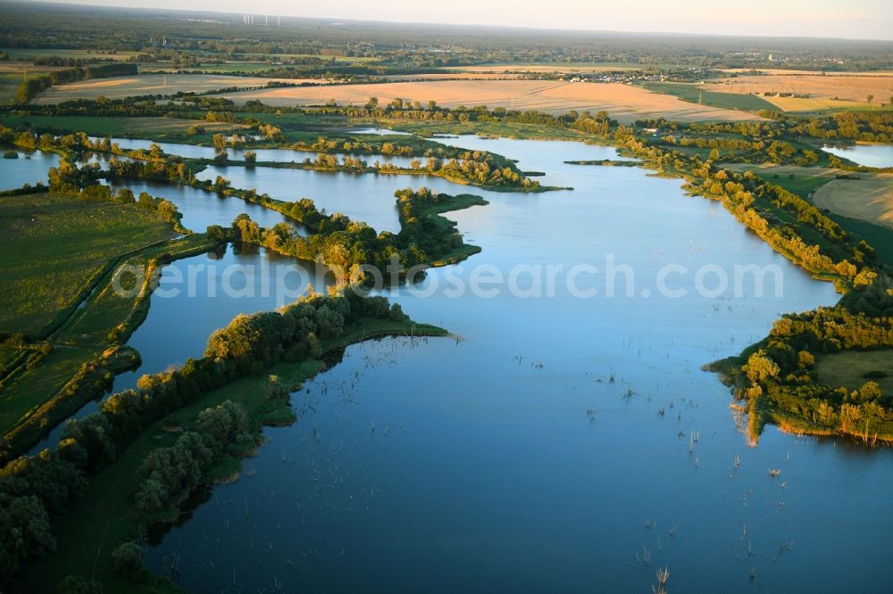 Aerial image Ziegelscheunen - Waterfront landscape on the lake Biotopverbund Welsengraben in Ziegelscheunen in the state Brandenburg, Germany