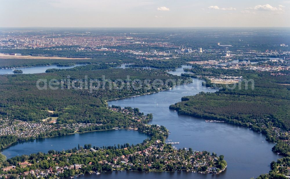 Aerial photograph Berlin - Waterfront landscape on the lake the Havel in the district Konradshoehe in Berlin, Germany