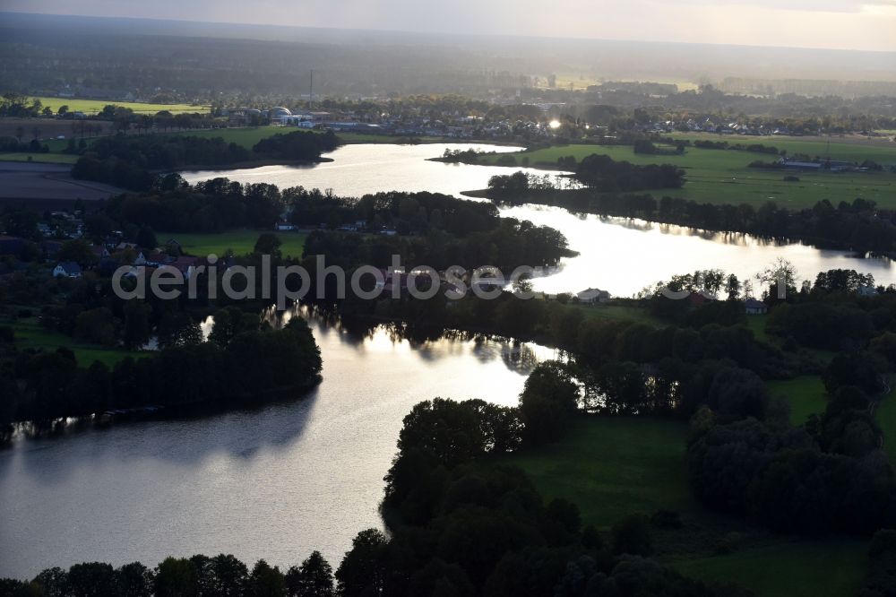 Aerial image Groß Schönebeck - Waterfront landscape on the lake Kuhpanzsee - Weisser See in Gross Schoenebeck in the state Brandenburg, Germany