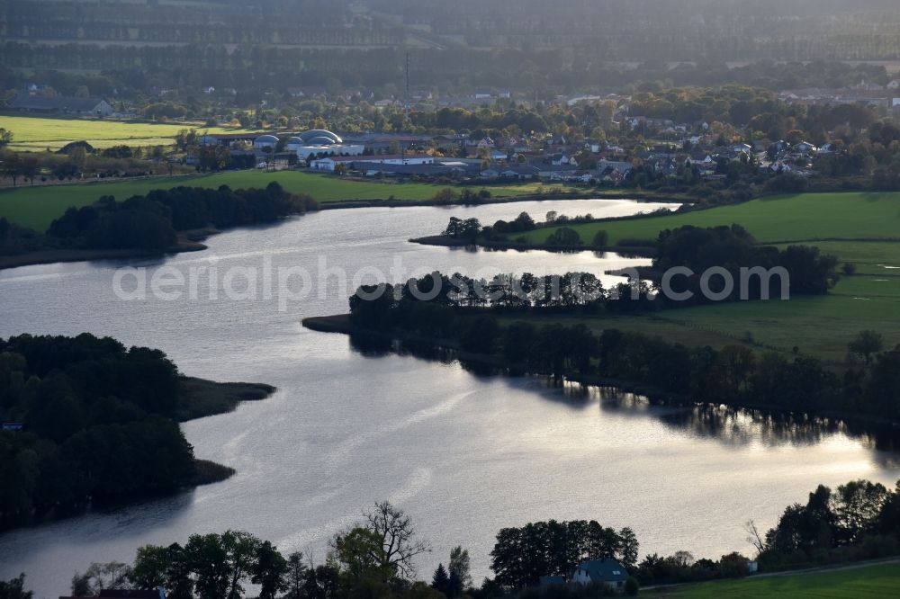 Groß Schönebeck from the bird's eye view: Waterfront landscape on the lake Kuhpanzsee - Weisser See in Gross Schoenebeck in the state Brandenburg, Germany