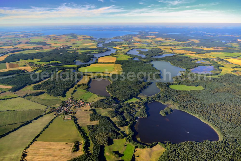 Aerial photograph Kuhlmühle - Waterfront landscape on the lake Langhagensee with Mueritz in background in Kuhlmuehle in the state Mecklenburg - Western Pomerania, Germany