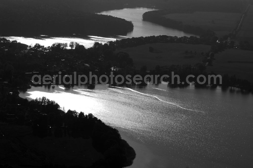 Fürstenberg/Havel from the bird's eye view: Waterfront landscape on the lake Roeblinsee - Baalensee in Fuerstenberg/Havel in the state Brandenburg