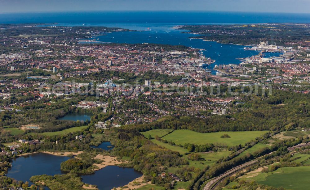 Kiel from the bird's eye view: Waterfront landscape on the lake Schulensee on street am See in the district Meimersdorf in Kiel in the state Schleswig-Holstein, Germany