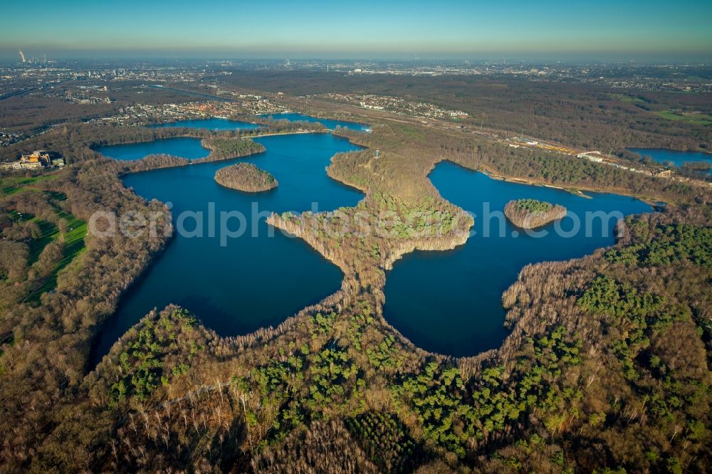 Aerial image Duisburg - Waterfront landscape on the lake of Sechs-Seen-Platte in the district Wedau in Duisburg in the state North Rhine-Westphalia, Germany