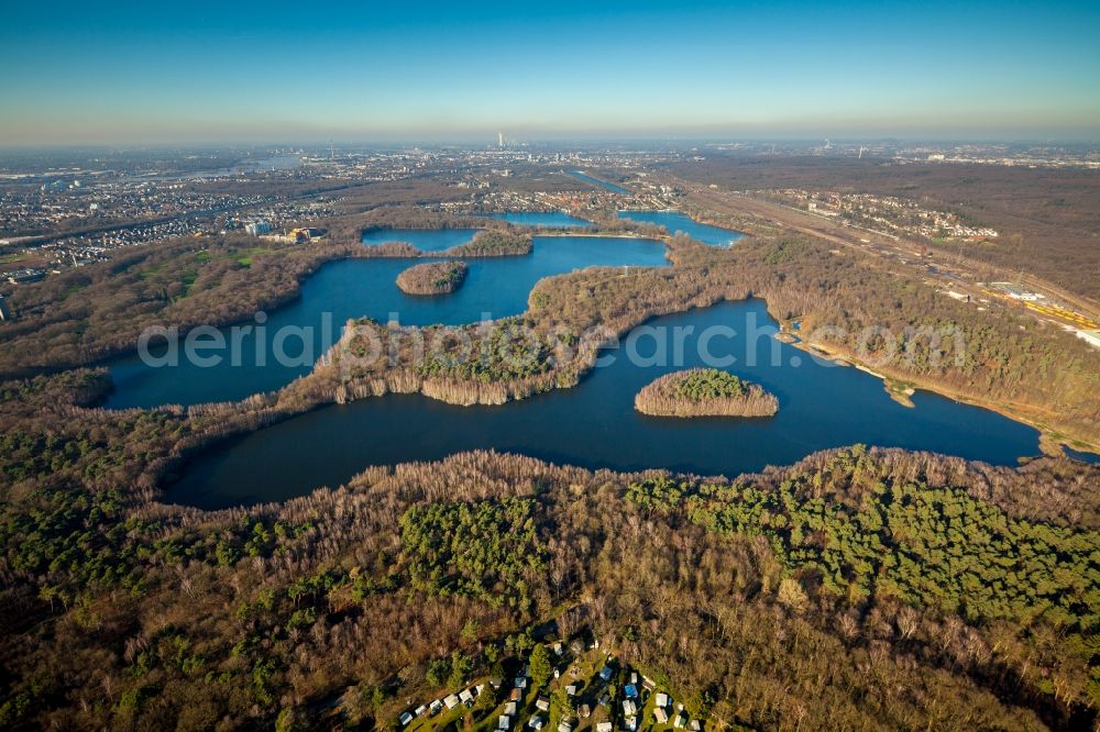 Duisburg from above - Waterfront landscape on the lake of Sechs-Seen-Platte in the district Wedau in Duisburg in the state North Rhine-Westphalia, Germany