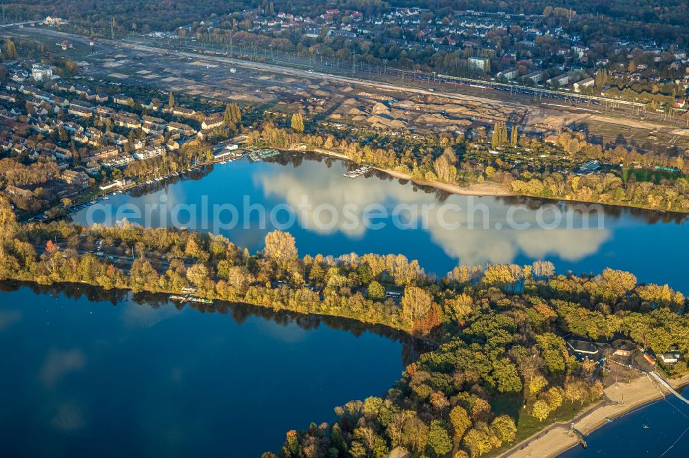 Aerial photograph Duisburg - waterfront landscape on the lake Wildfoerstersee in the district Duisburg Sued in Duisburg in the state North Rhine-Westphalia