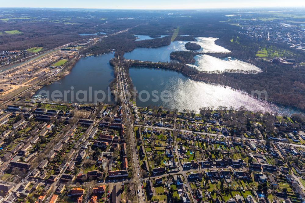 Aerial image Duisburg - Waterfront landscape on the lake Wildfoerstersee in the district Duisburg Sued in Duisburg in the state North Rhine-Westphalia