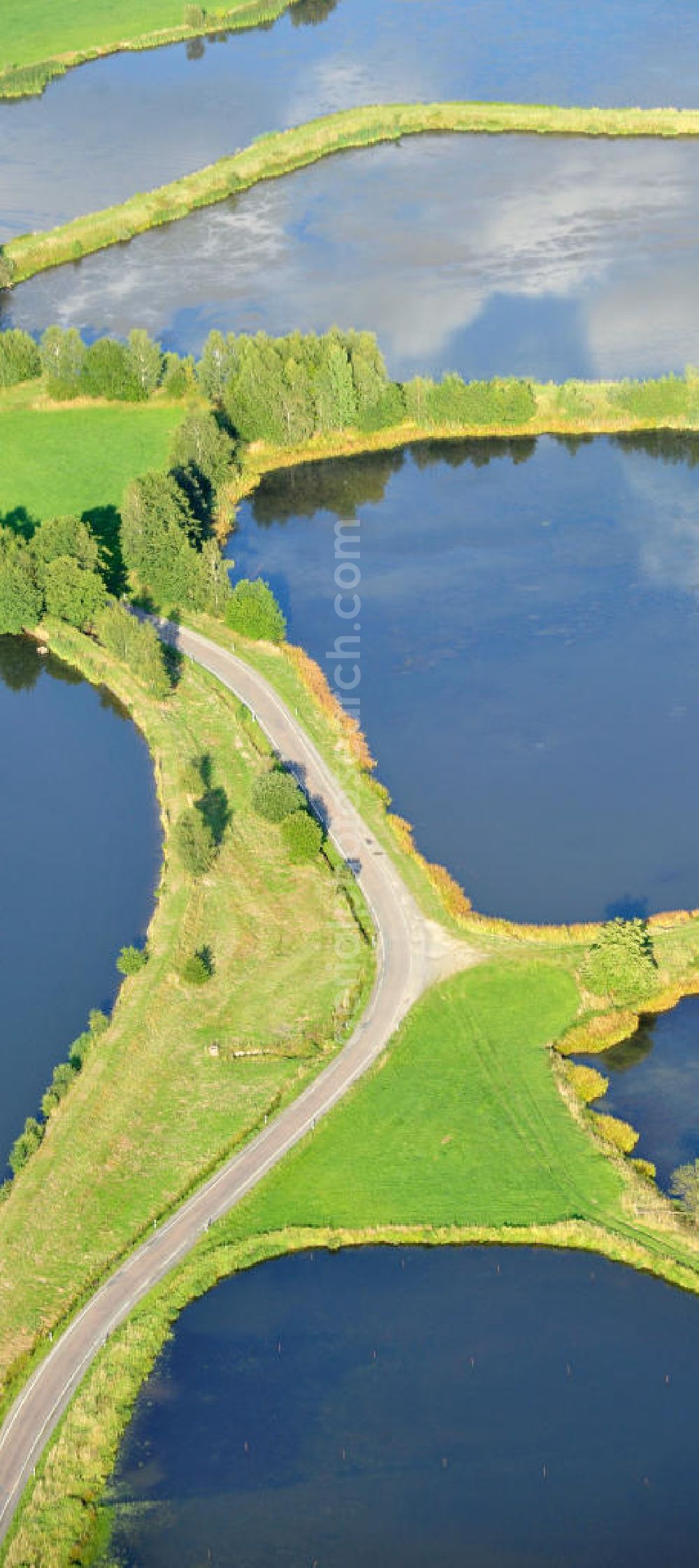 Aerial photograph Wüstenwetzdorf - Blick auf Seenlandschaft / Fischteiche bei Wüstenwetzdorf / Auma in Thüringen. Lakes / ponds in Wüstenwetzdorf / Auma in Thuringia.