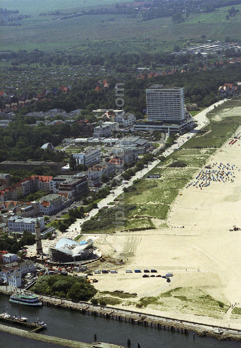 Rostock - Warnemünde from the bird's eye view: Blick auf die Seepromenade mit dem Teepott und dem alten Leuchtturm am Ostseestrand von Warnemünde. Views of the lake with the Teepott and the old lighthouse at the Baltic Sea beach of Warnemünde.