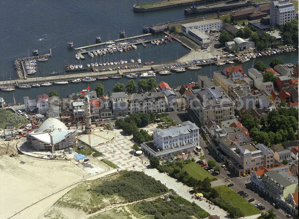 Aerial image Rostock - Warnemünde - Blick auf die Seepromenade mit dem Teepott und dem alten Leuchtturm am Ostseestrand von Warnemünde. Views of the lake with the Teepott and the old lighthouse at the Baltic Sea beach of Warnemünde.