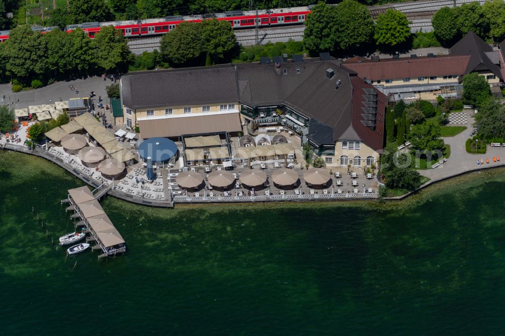 Aerial photograph Starnberg - Tables and benches of open-air restaurants Seerestaurant Undosa Orange Beach und Hugos Beach Club in Starnberg in the state Bavaria