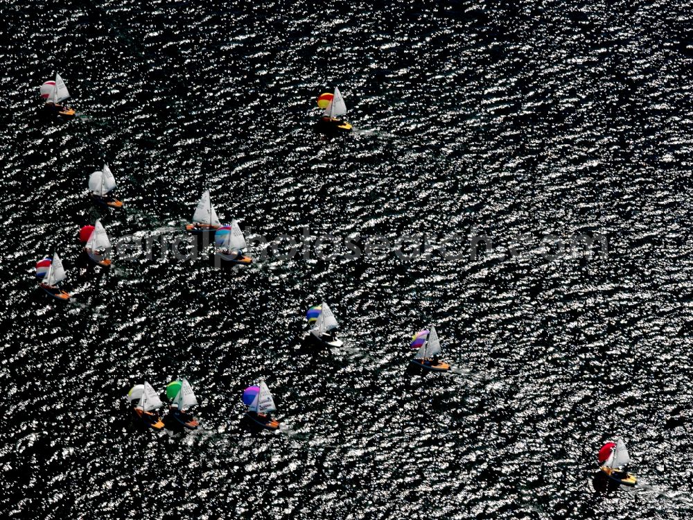 Aerial photograph Priborn - Sail boats on Lake Müritzsee in the borough of Priborn in the state of Mecklenburg-West Pomerania. The lake belongs to the group of lakes of the Mecklenburg lake district. The sail boats run on the waters in the sun