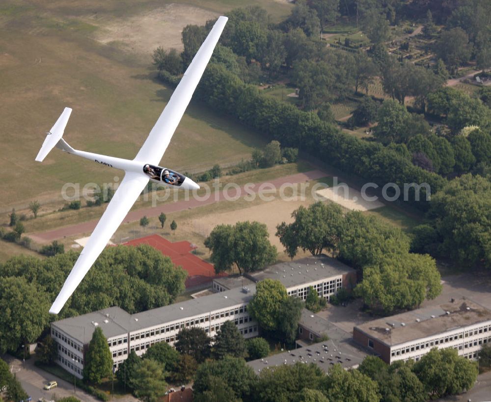 Hamm from the bird's eye view: Ein Doppelsitziges Segelflugzeug ASW21 über der Hammer Innenstadt. A double-seat glider ASW21 on the hammer downtown.