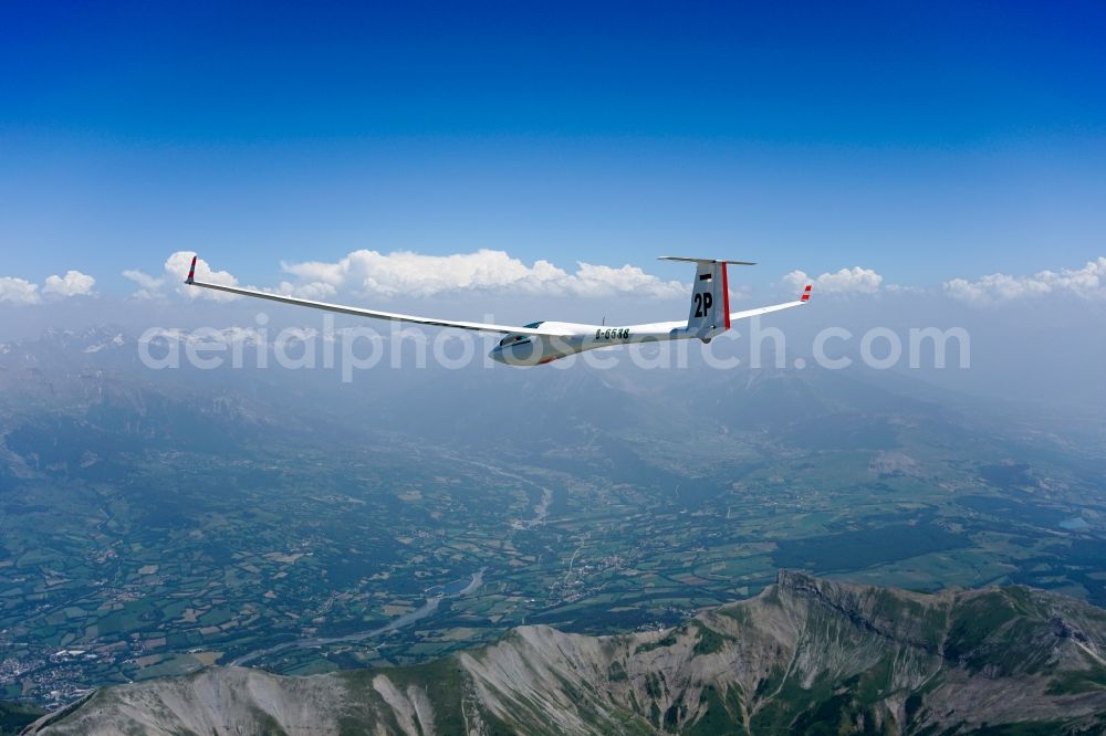 Aerial photograph Gap - Glider ASW 20 D-6538 in flight above the Pic de Bure in the Provence-Alpes-Cote d'Azur, France