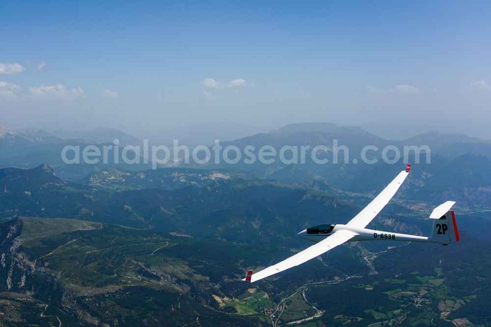Saint-Julien-en-Beauchêne from the bird's eye view: Glider ASW 20 D-6538 in flight over the mountains near Saint-Julien-en-Beauchene in Provence-Alpes-Cote d'Azur, France