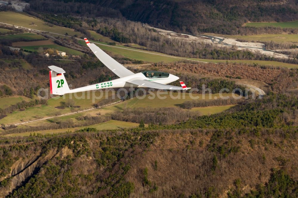 Aerial photograph Aspremont - Glider and sport airplane ASW 20 D-6538 in flight over autumn forest at Aspremont in Provence-Alpes-Cote d'Azur, France