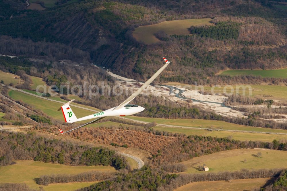 Aspremont from the bird's eye view: Glider and sport airplane ASW 20 D-6538 in flight over autumn forest at Aspremont in Provence-Alpes-Cote d'Azur, France