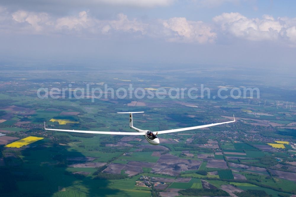 Aerial image Deinste - Glider and sport aircraft ASW 27 D-9279 flying over the airspace in Deinste in the state Lower Saxony, Germany