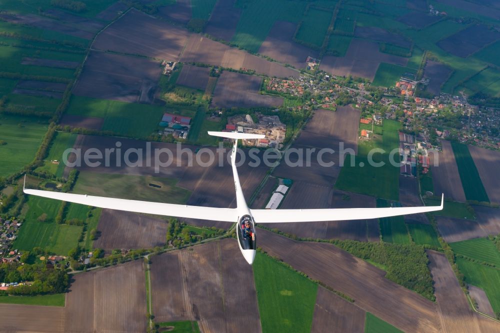 Heinbockel from the bird's eye view: High performance glider ASW27 D-9279 flying over the airspace in Heinbockel in the state Lower Saxony, Germany
