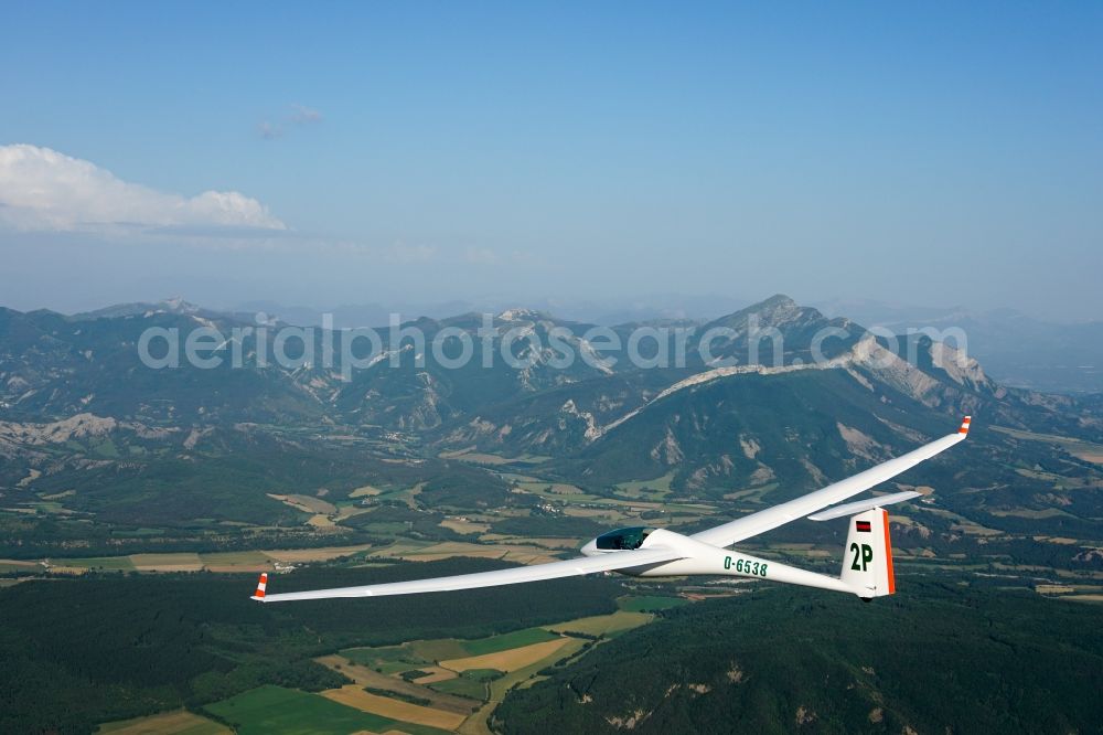 Savournon from the bird's eye view: Glider ASW 20 D-6538 in flight over the 1834m high Montagne d'Aujour in Provence-Alpes-Cote d'Azur, France