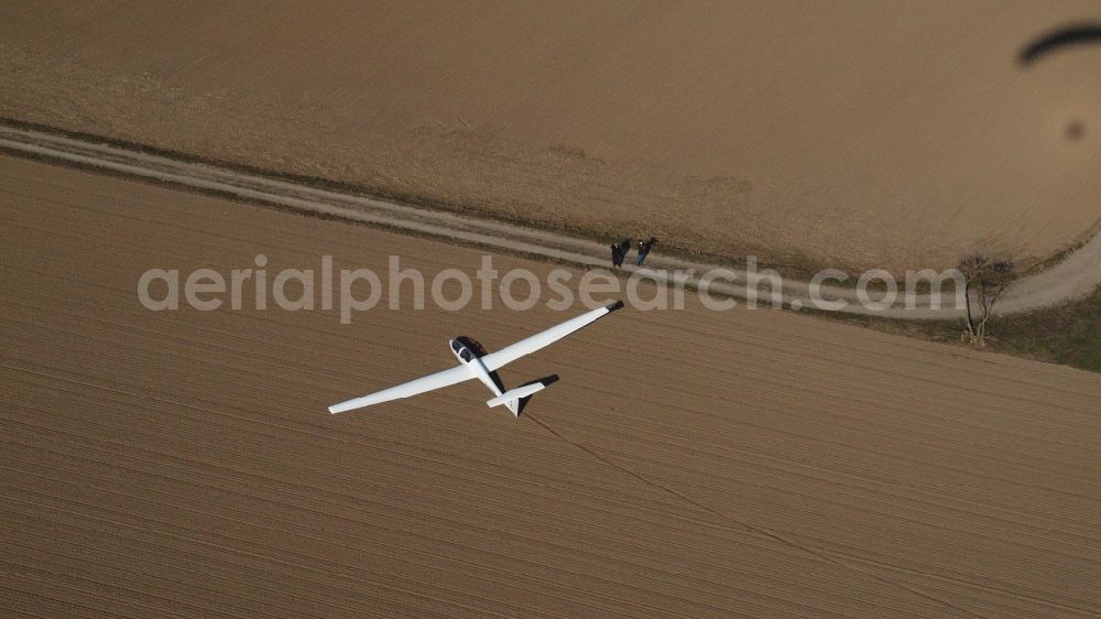 Aerial photograph Holtorf - Glider and sport airplane TWIN ASTIR II D-3078 (B3) a??Twinberta?? after an outlanding in a field in Holtorf in the state North Rhine-Westphalia, Germany