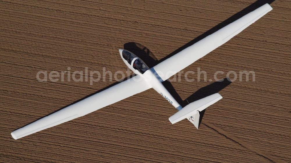 Holtorf from the bird's eye view: Glider and sport airplane TWIN ASTIR II D-3078 (B3) a??Twinberta?? after an outlanding in a field in Holtorf in the state North Rhine-Westphalia, Germany