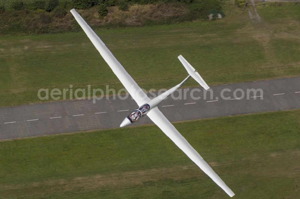 Aerial photograph Hamm - View at a flying glider over the airfield Hamm-Lippewiesen in Hamm in the federal state North Rhine-Westphalia. Operator of the airfield is the Luftsportclub Hamm e.V