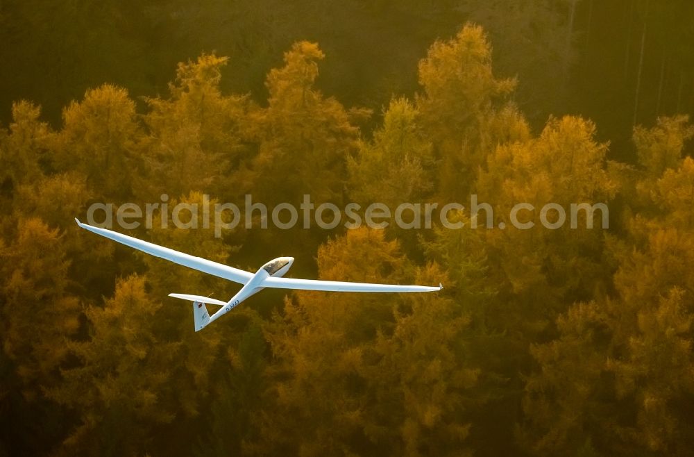 Aerial photograph Hamm - Glider and sport aircraft Duo Discus des Konstrukteurs Schempp-Hirth flying over the airspace in Hamm in the state North Rhine-Westphalia