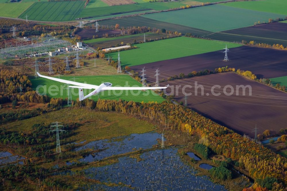 Aerial photograph Deinste - Glider and sport aircraft LS-4 D-4103 flying over the airspace of the Feerner Moor and a electric transformer station close to Dollern in the state Lower Saxony, Germany