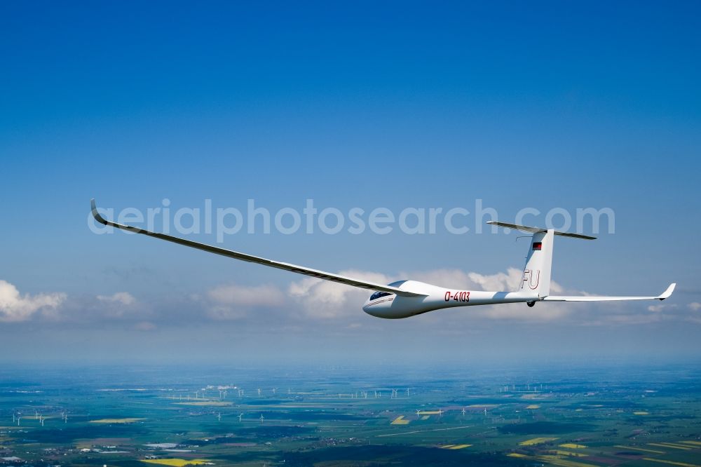Aerial photograph Oldendorf - Glider and sport aircraft LS-4 D-4103 flying in the airspace of Drochtersen in the state Lower Saxony, Germany