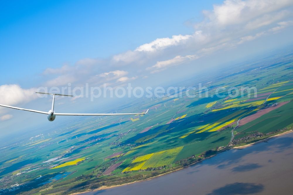 Kollmar from the bird's eye view: Glider and sport aircraft LS-4 D-4103 flying over the river Elbe close to Kollmar in the state Lower Saxony, Germany