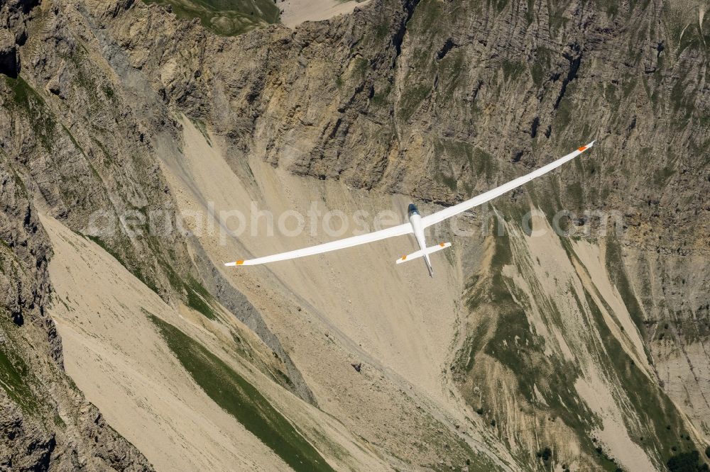 Aerial photograph Montmaur - Glider in flight above the rocks of pic de bure at Montmaur in Provence-Alpes-Cote d'Azur, France