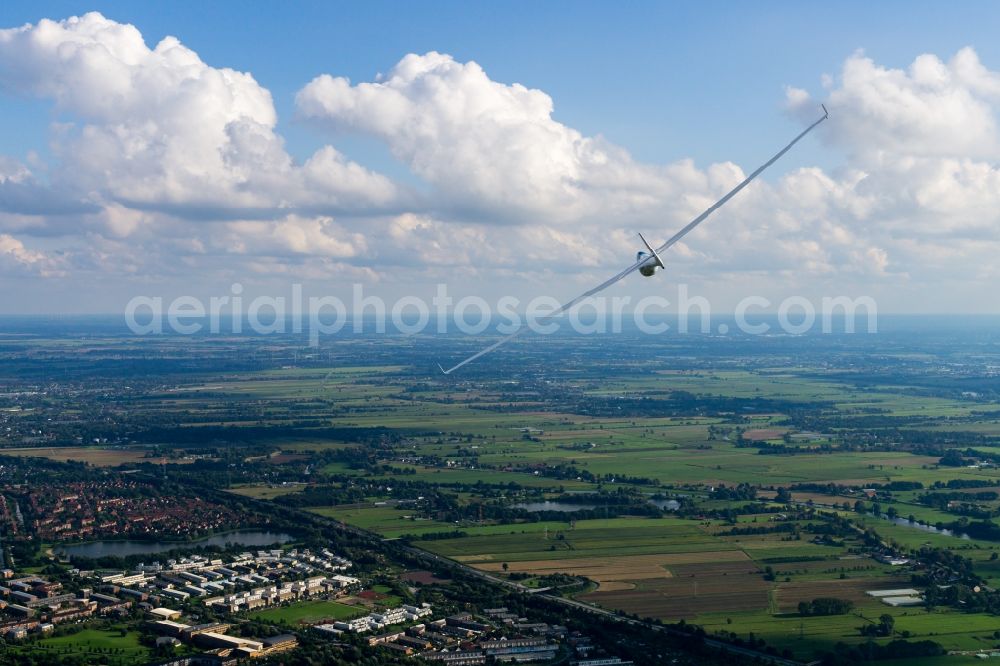 Hamburg from above - Glider and sport aircraft vom Typ Glasfluegel Libelle flying over the airspace in Hamburg, Germany