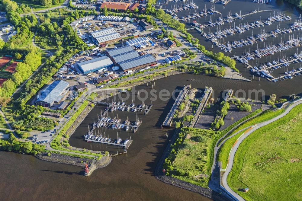 Hamburg from the bird's eye view: Sailboat pier of Marina Bruesch GmbH in the Rueschkanal and residential areas along the course of the road Nessdeich in Hamburg in Germany