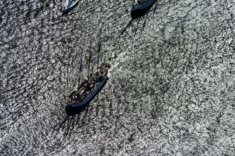 Aerial photograph Rostock - Sailboat underway auf der Unterwarnow in Rostock in the state Mecklenburg - Western Pomerania