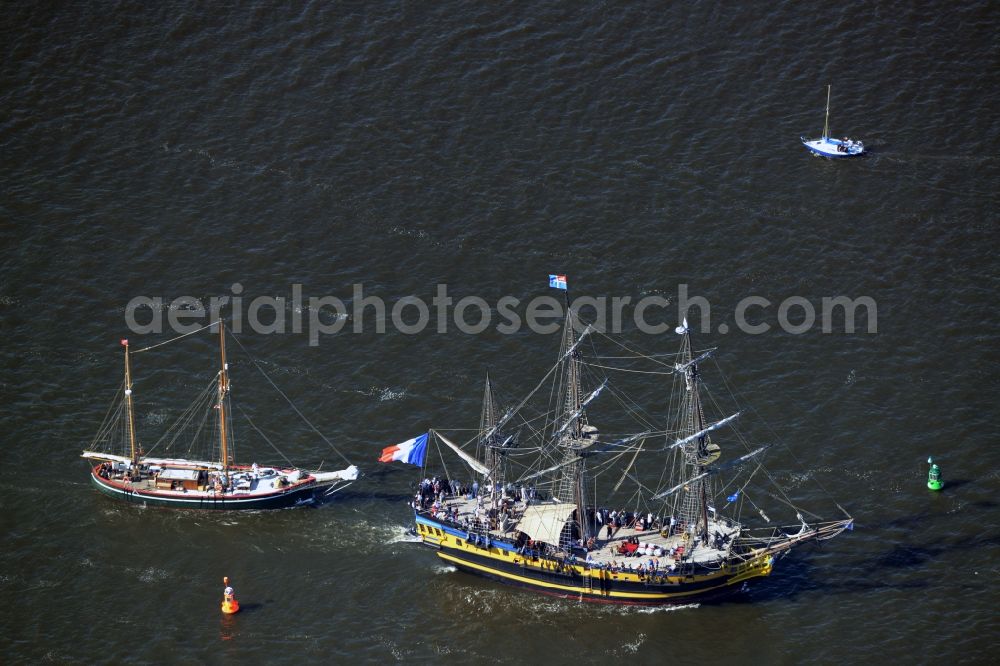 Rostock from the bird's eye view: Sailboat underway on the Unterwarnow in Rostock in the state Mecklenburg - Western Pomerania